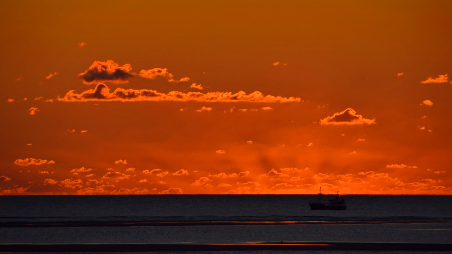 Schiff vor Sonnenuntergang
