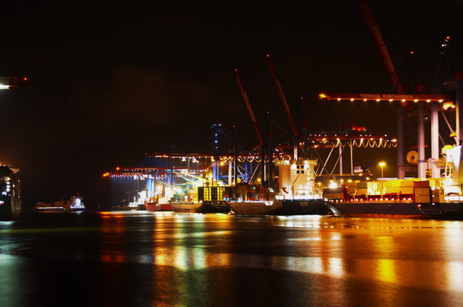 Hamburg Hafen Wasser Schiffe Nacht Frachter Kräne