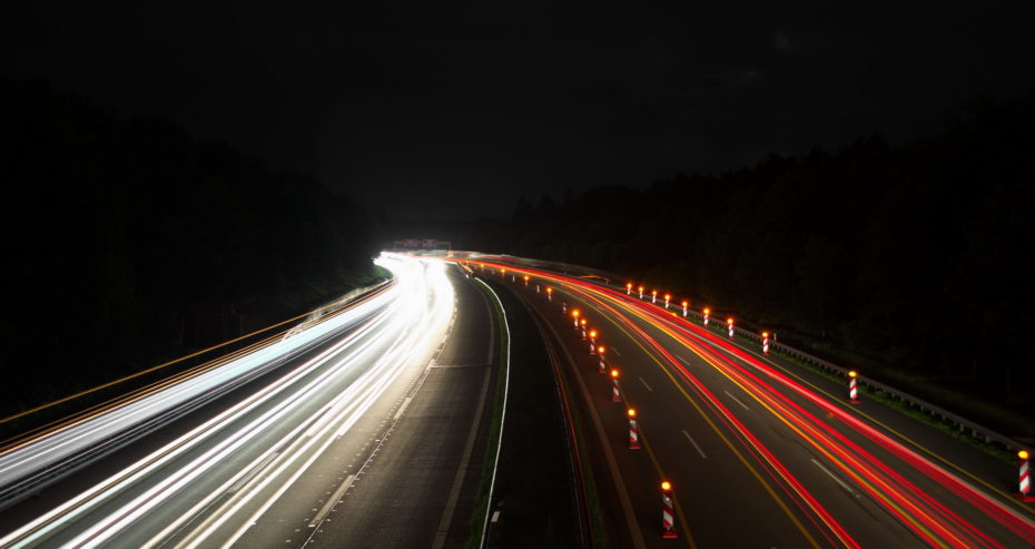 Autobahn Langzeitbelichtung Nacht Bremslichter Scheinwerfer Baustelle
