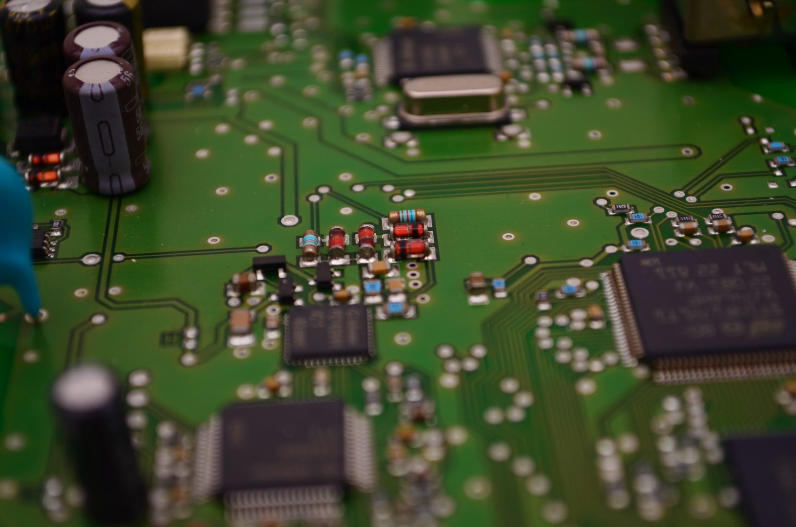 Platine Bauteile Grün Elektrotechnik Kondensatoren Chips Widerstände Leiterbahnen