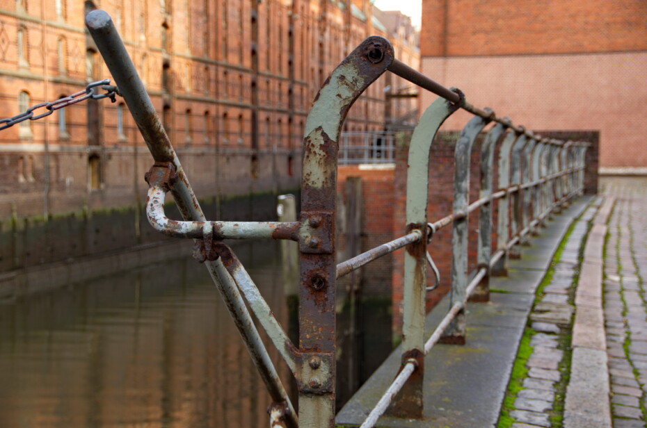 Rostiges Geländer Grün Hafen Wasser Speicherstadt Moos, Pflastersteine Kette Sonne Backstein