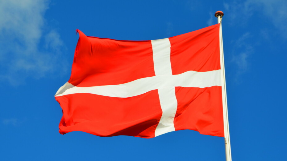 Dänemark Flagge vor blauem Himmel Fahnenmast Nahaufnahme