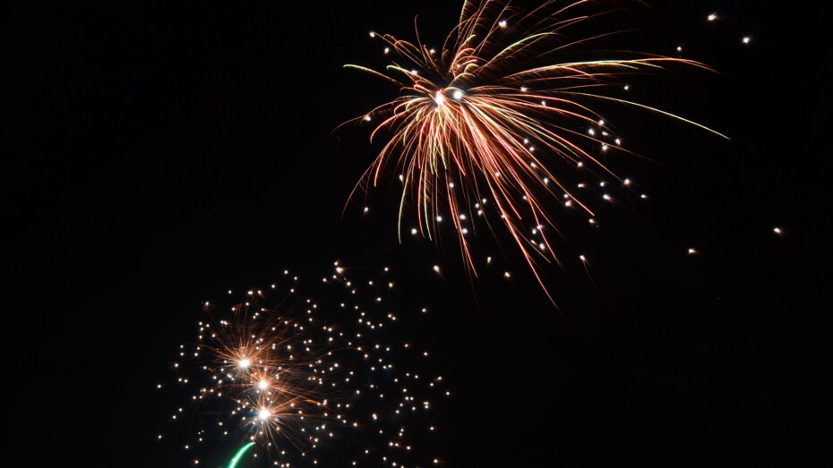 Feuerwerk schwarzer Himmel zwei Raketen Grün Rot Weiß