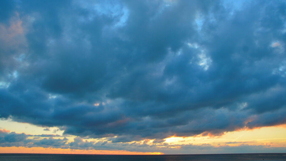 Wolken über dem Meer Blau Horizont Sonne