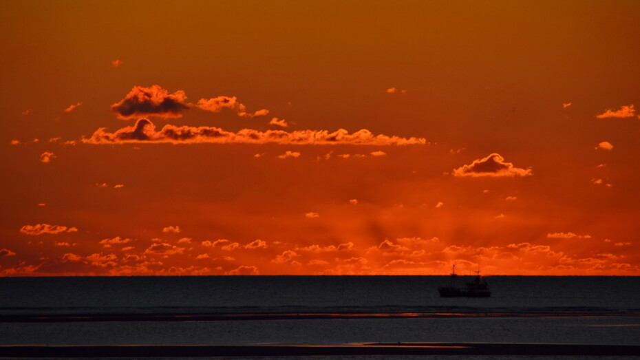 Schiff vor Sonnenuntergang Silhouette Rot Meer Horizont Wolken