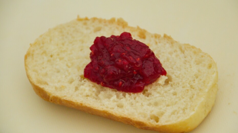 Klecks Erdbeer Himbeer Vanille Konfitüre mit Stevia auf einem halben hellem Brötchen