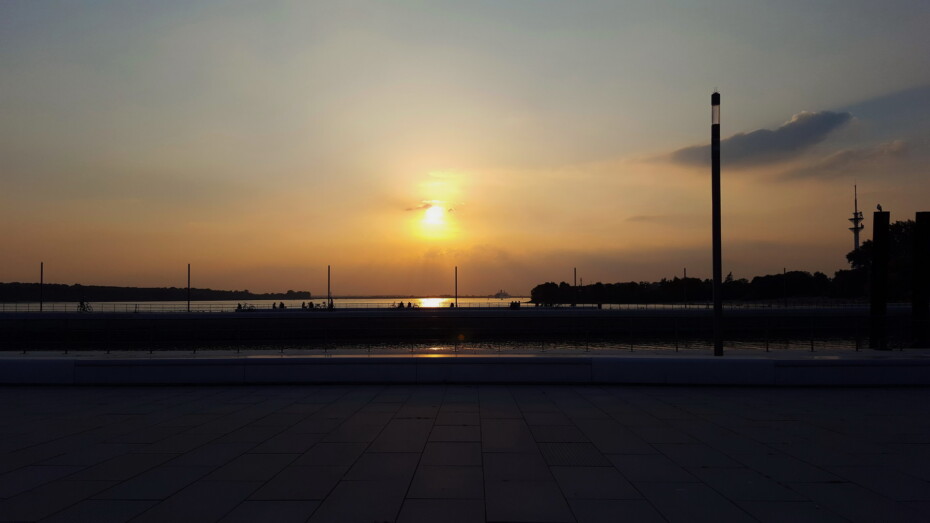 Hafenmole Wedel Sonnenuntergang Diesig Ufer Fernsehturm