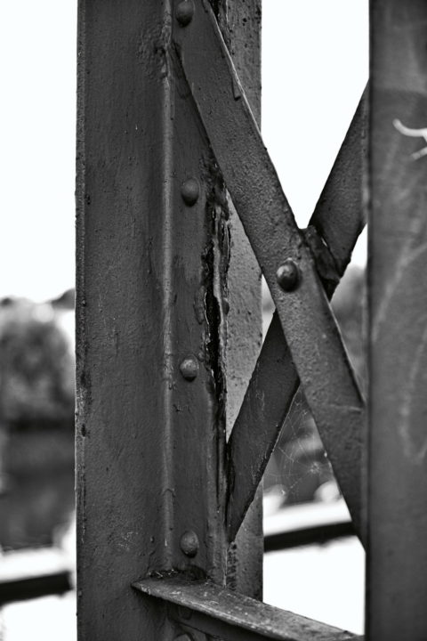 Alter rostiger Stahltraeger einer Brücke Nieten Schwarzweiß