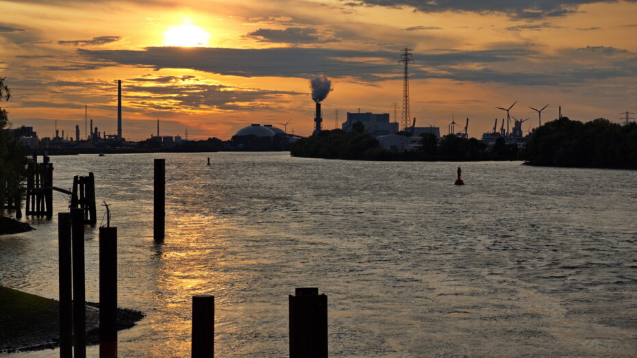 Sonnenuntergang an der Süderelbe Industrie Schornsteine Rauhes Wasser