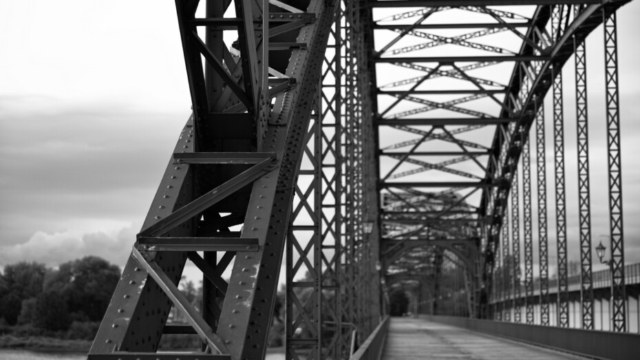 Alte Brücke aus Stahl Schwarzweiß Nieten Details Rost