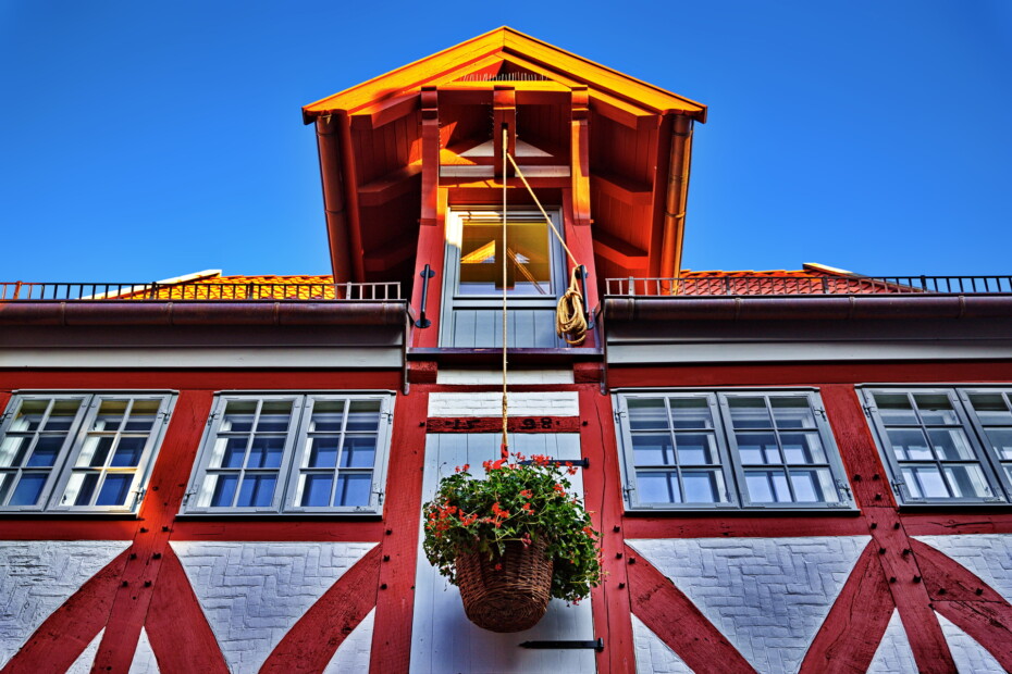 Fachwerkhaus Rot Holz Flaschenzug Blumen Blauer Himmel