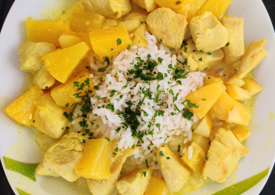 Hähnchen-Curry mit Ananas und Apfel dazu Reis